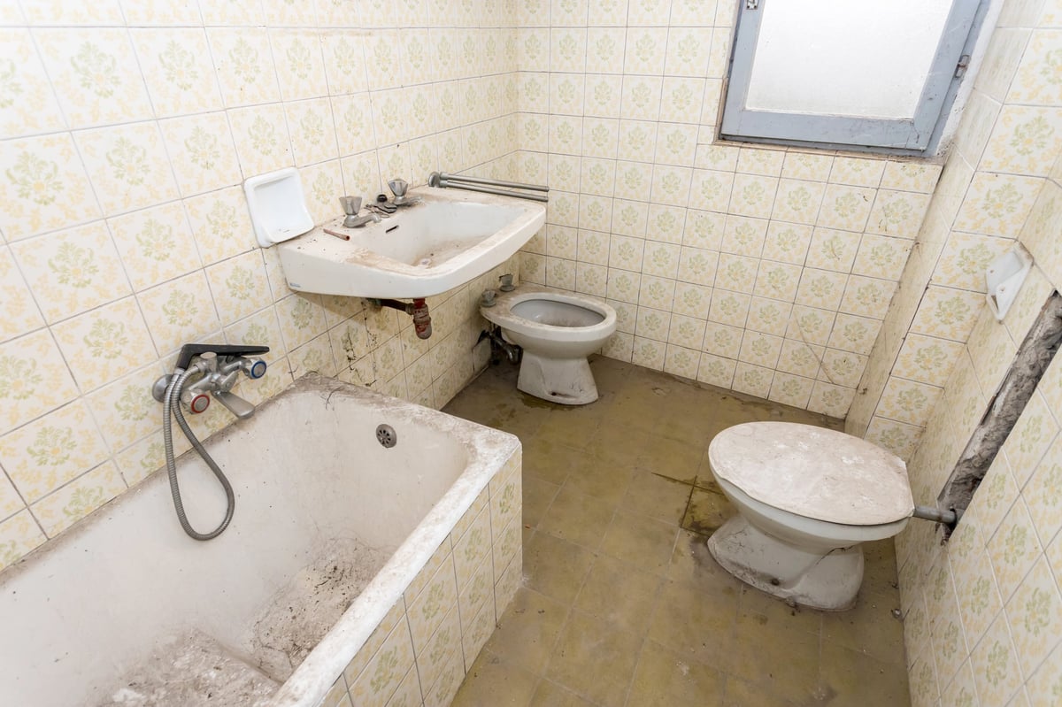 Old vintage bathroom to renovated restoration needed worn tiles outdated fixtures